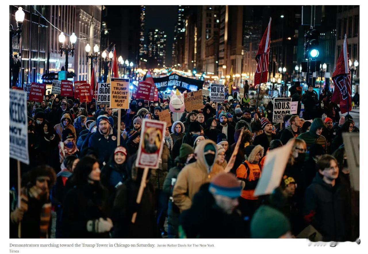 反对特朗普的示威者向芝加哥的特朗普大厦行进。杰米·凯尔特·戴维斯为《纽约时报》拍