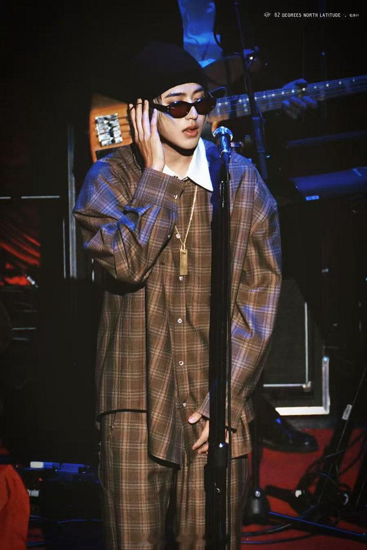 蔡徐坤改编spotlight 新编曲用了很多弦乐，比原版柔和。他唱到最后几句的时