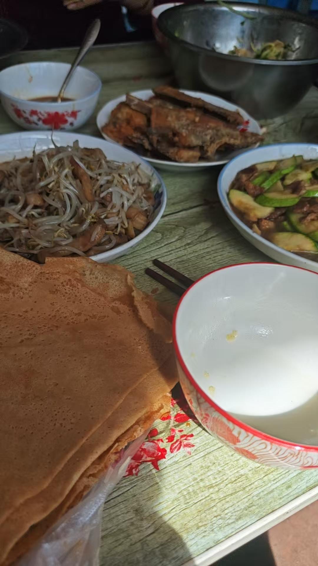 回家的感觉着实惬意，周遭皆是温暖。家，无疑是最能治愈心灵之处。我们这一代人常年漂