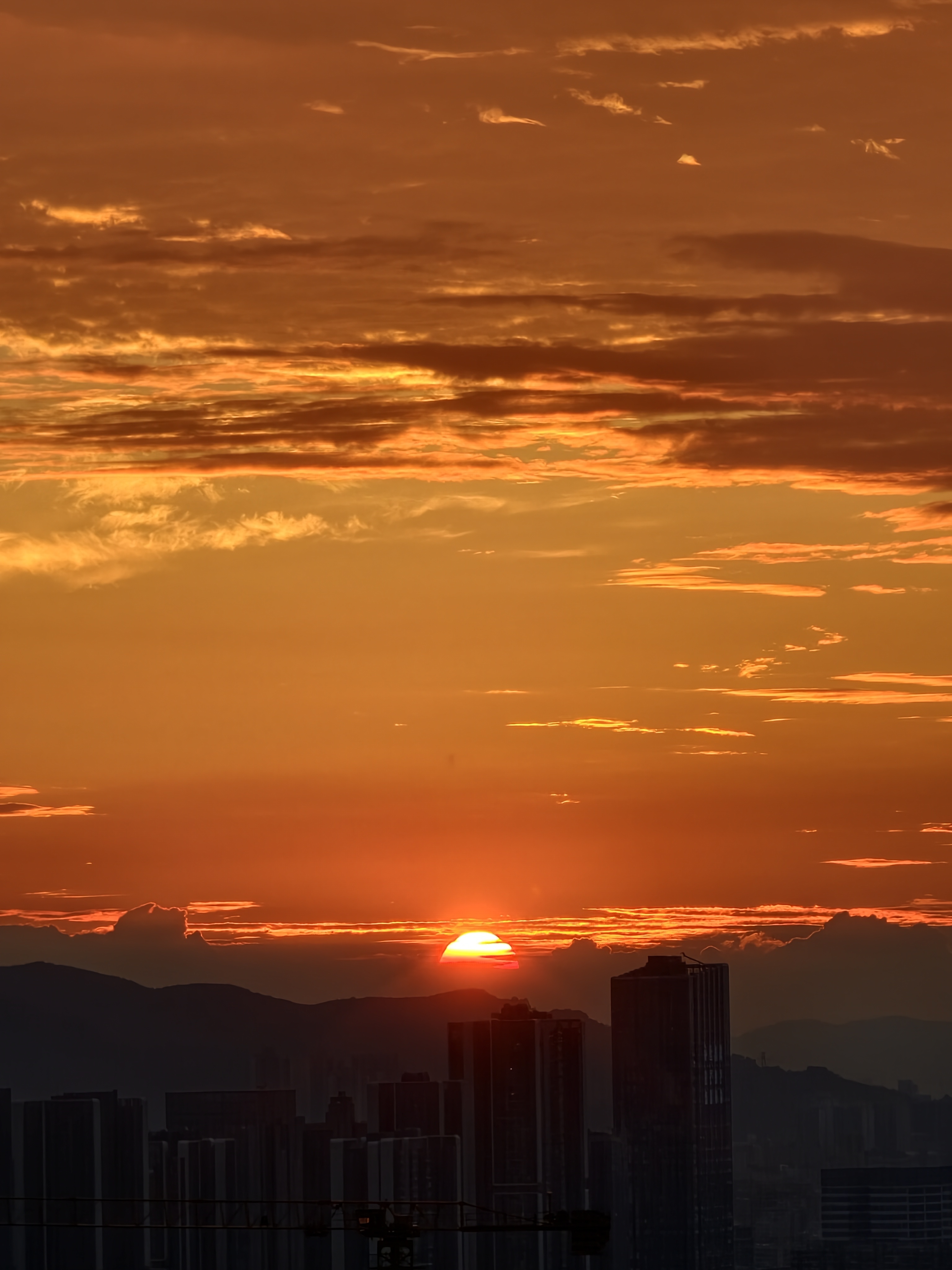 老婆生日当天，老天爷还算赏脸，给了好看的夕阳。by vivo X300 不是 P