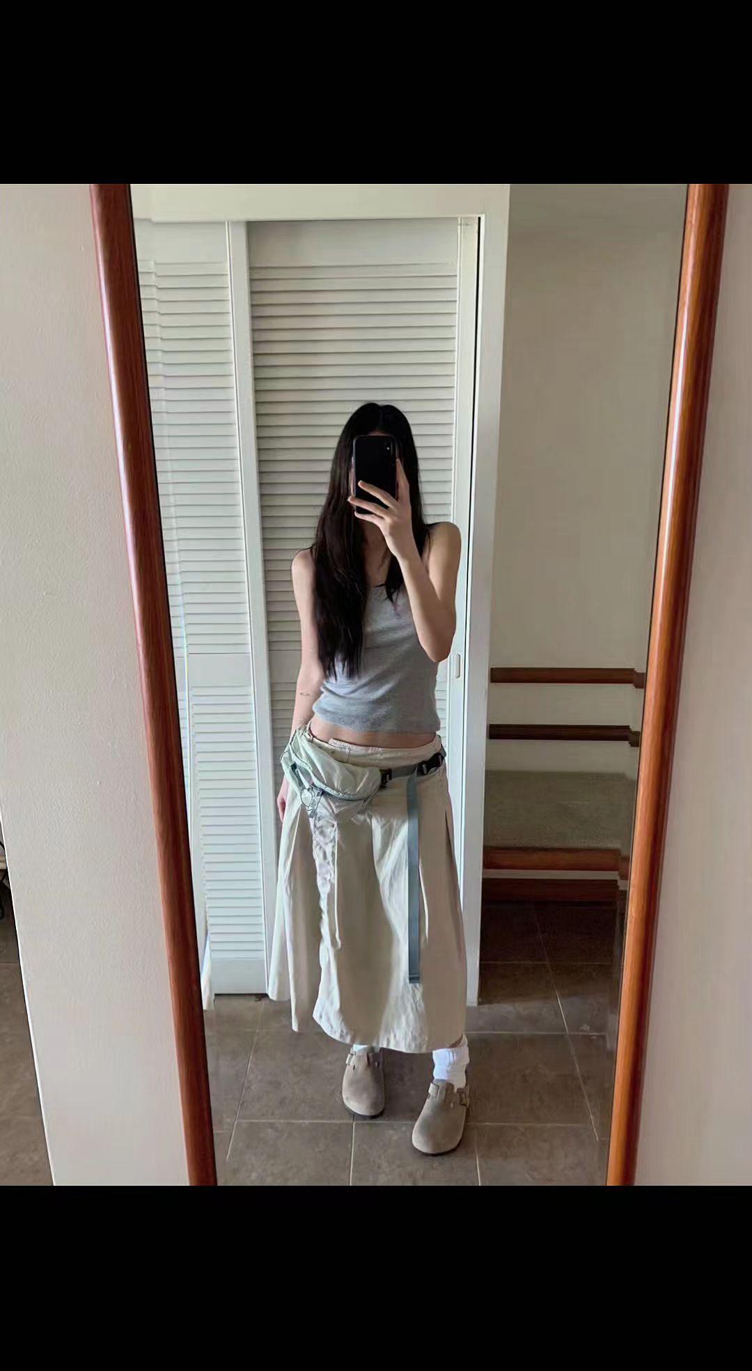 ✨百叶窗漏下的光斑，是今日份温柔陷阱🌿 旧裙新穿，像把春天揉进褶皱里～