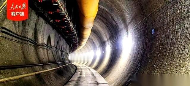 有些牛逼，是藏在地下的。
在你我看不见的地方，戈壁滩下几百米，一群人用1000多