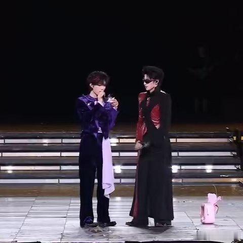 棍铲双人talking全程 被青岛演唱会棍铲双人talk狠狠打动！没有刻意的互动