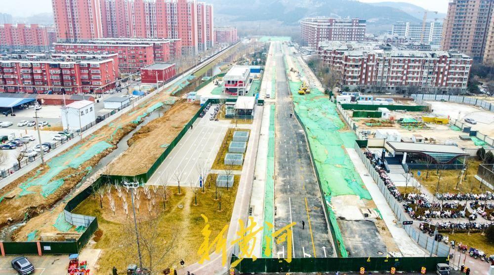 1月30日，在经十路以南的腊山河西路南延段，长约650米的东半幅快车道已完成沥青