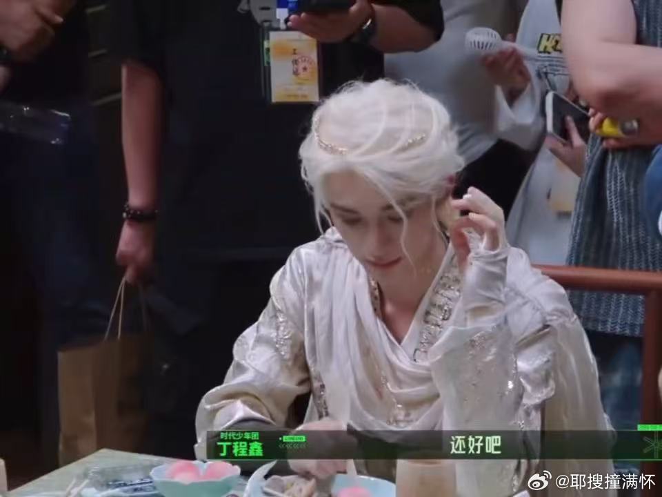 金靖夸丁程鑫有哥哥范儿丁程鑫说入行太早了 金靖夸他有哥哥范儿，丁程鑫的回应没有否