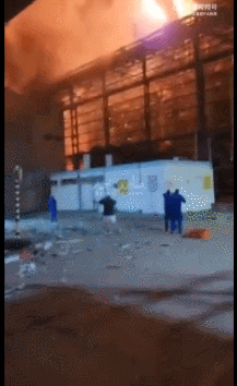 不久前海法发电厂储氨罐被伊朗导弹击中后燃起熊熊大火，就目前形势来看消防车一时半会