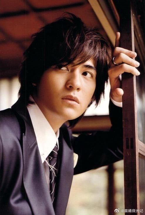 周渝民出MV了 真的被周渝民的新 MV 狠狠惊喜到🎵岁月无痕，帅气依旧，歌声温