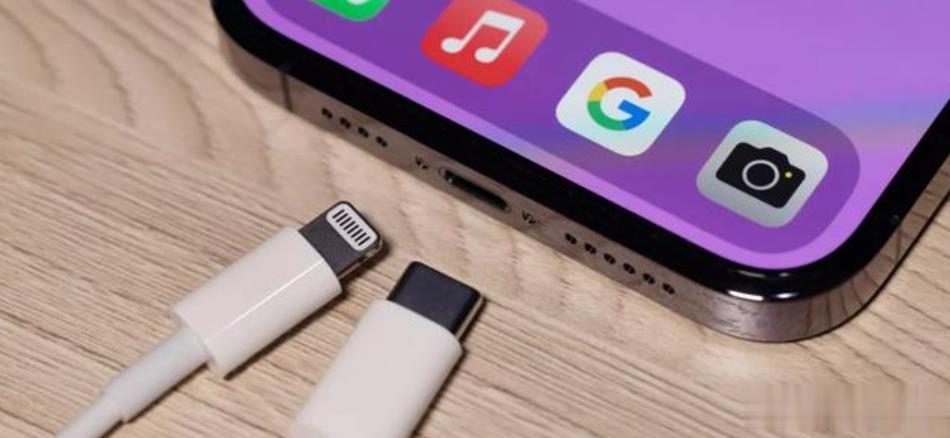 现在看来苹果在今年新机iPhone 15系列上改用 USB-C 端口已是稳了。有