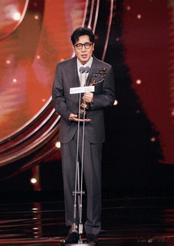 于和伟在北影节拿了天坛奖，不是靠台词炫技，是靠一个沈阳人的平常劲儿。他上台时嘴一