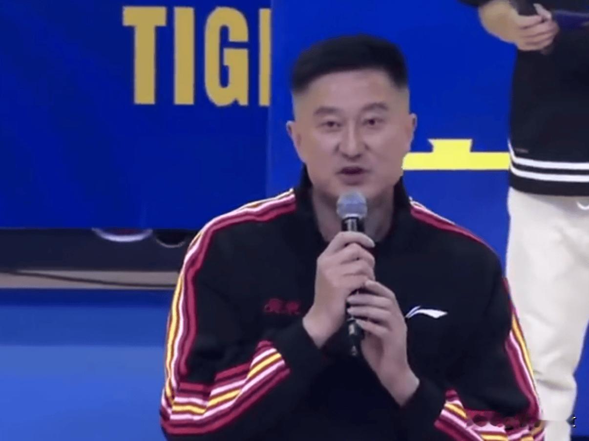 杜锋这话说得在理！11月22日广东男篮嘉年华活动上，他希望球迷让新加入球员感受广