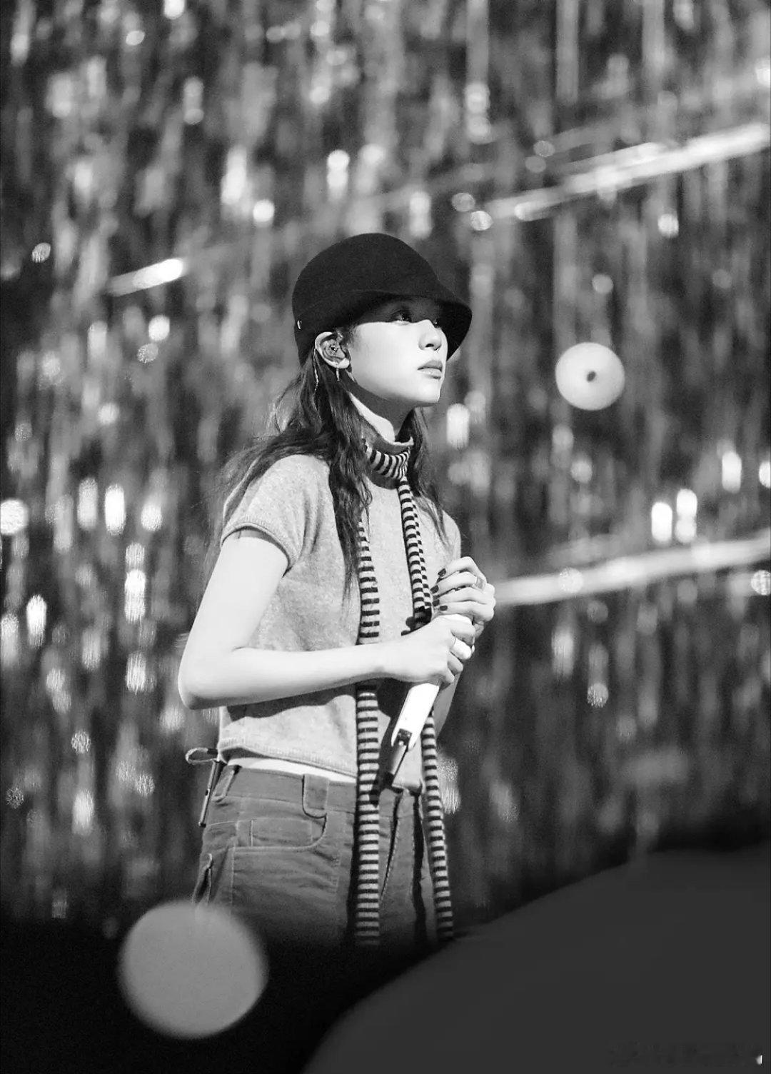 欧阳娜娜跨年晚会彩排，身着宽松连帽衫配短裙，造型松弛时髦，尽显音乐才女魅力。 