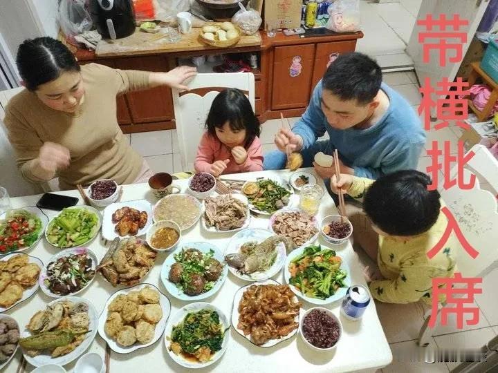 这个横批怎么对？都在挠头，却没人对出。早闻 头条人才济济，特来求个横批。
过年期