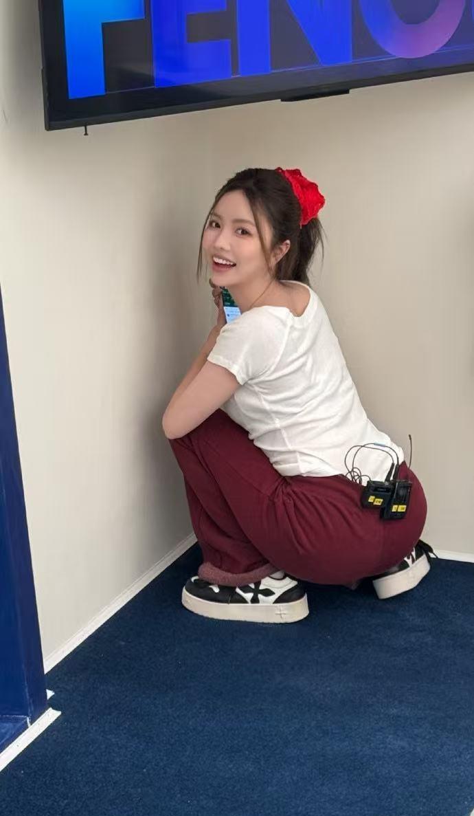 一眼就注意到安崎，躲角落玩手机偷感好明显