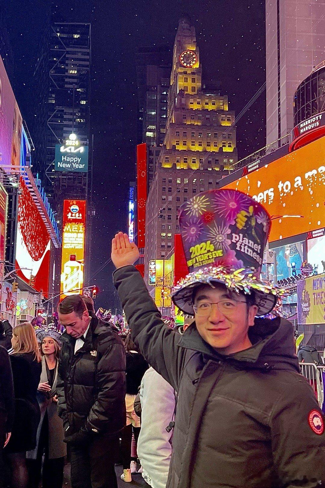 纽约时代广场跨年。今天从傍晚开始一直在时代广场旁边的酒吧里吃东西聊天，23:30