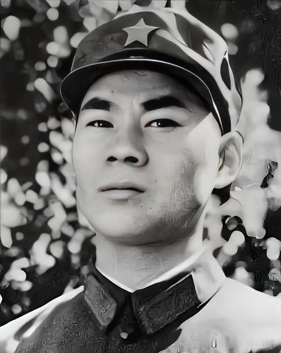 1979年3月，我军边防战士在边境线巡逻时，荒草丛里忽然发现一个蜷缩的人影。那人