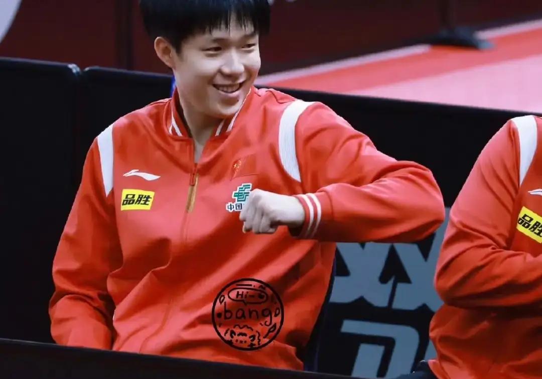 王楚钦笑了，向鹏懵圈了，周启豪兴奋到露齿笑！王楚钦主动让C位，把捧杯机会给了没怎