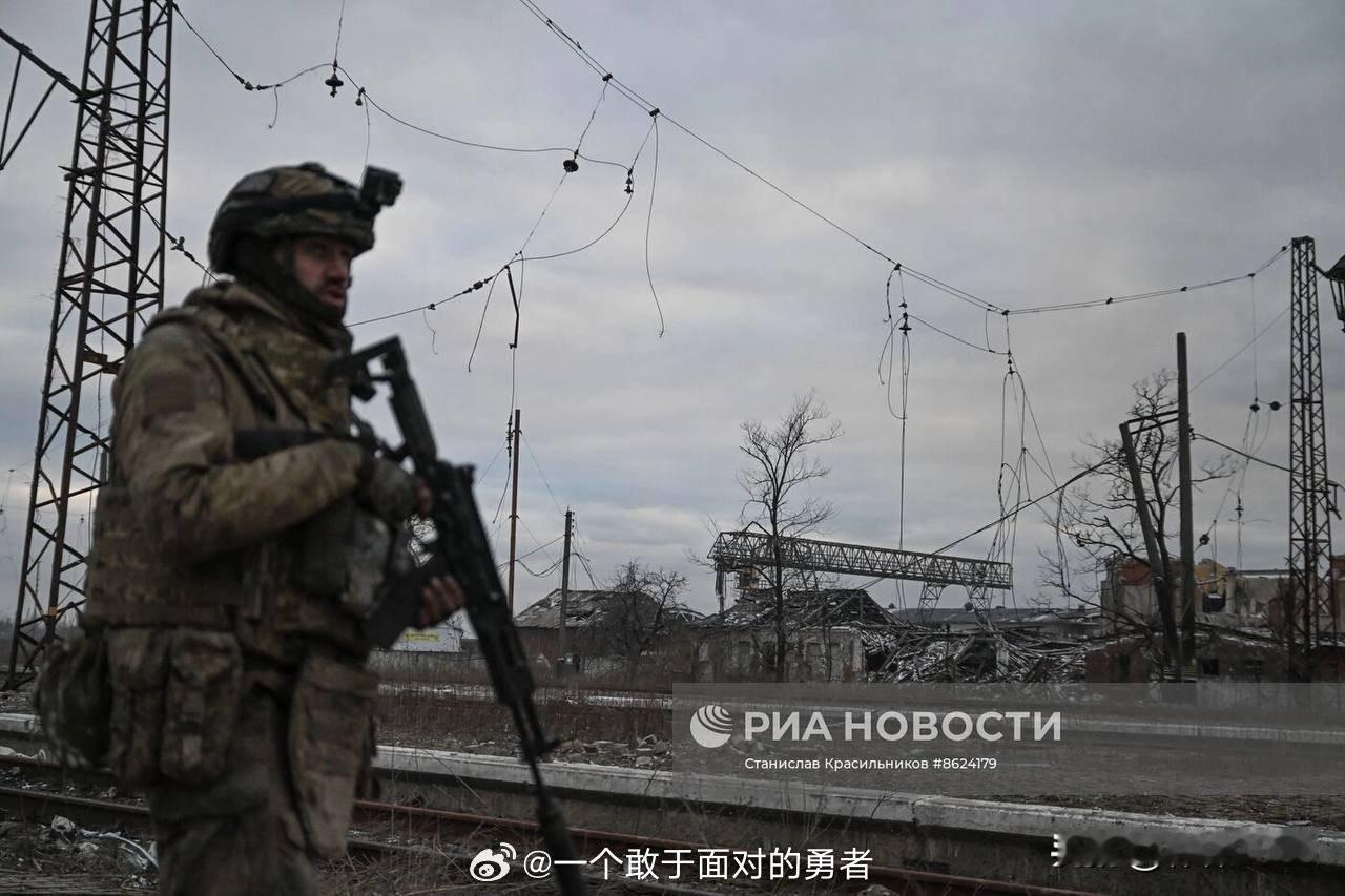 俄罗斯中央军区部队士兵出现在解放后的阿瓦迪夫卡市