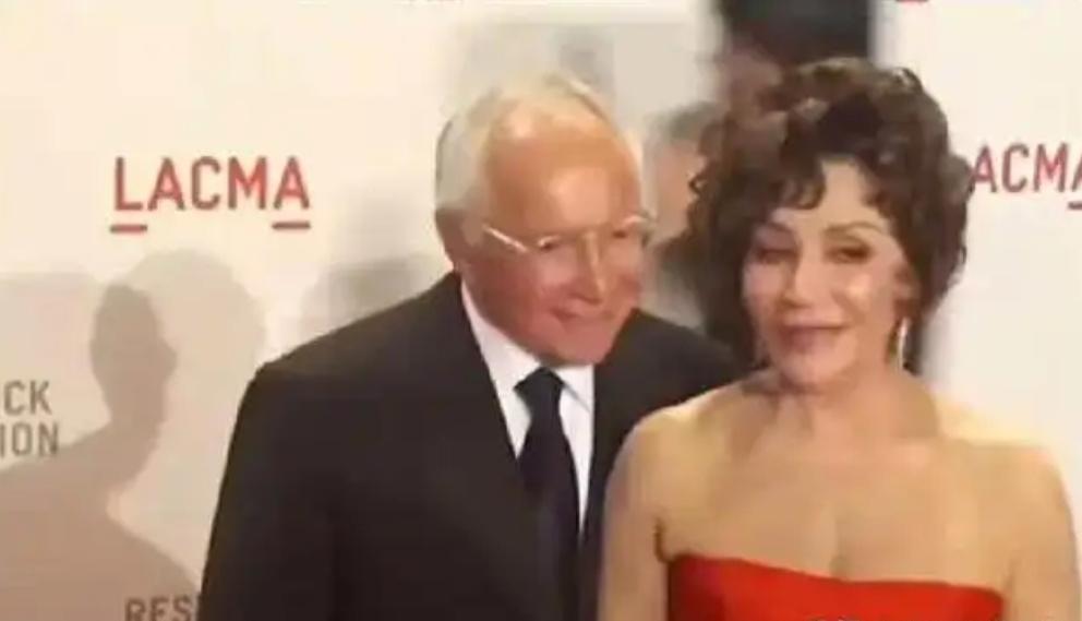 美国加州的水霸。
（如图所示）美国犹太人夫妇斯图尔特与琳达·雷斯尼克是美国最富有