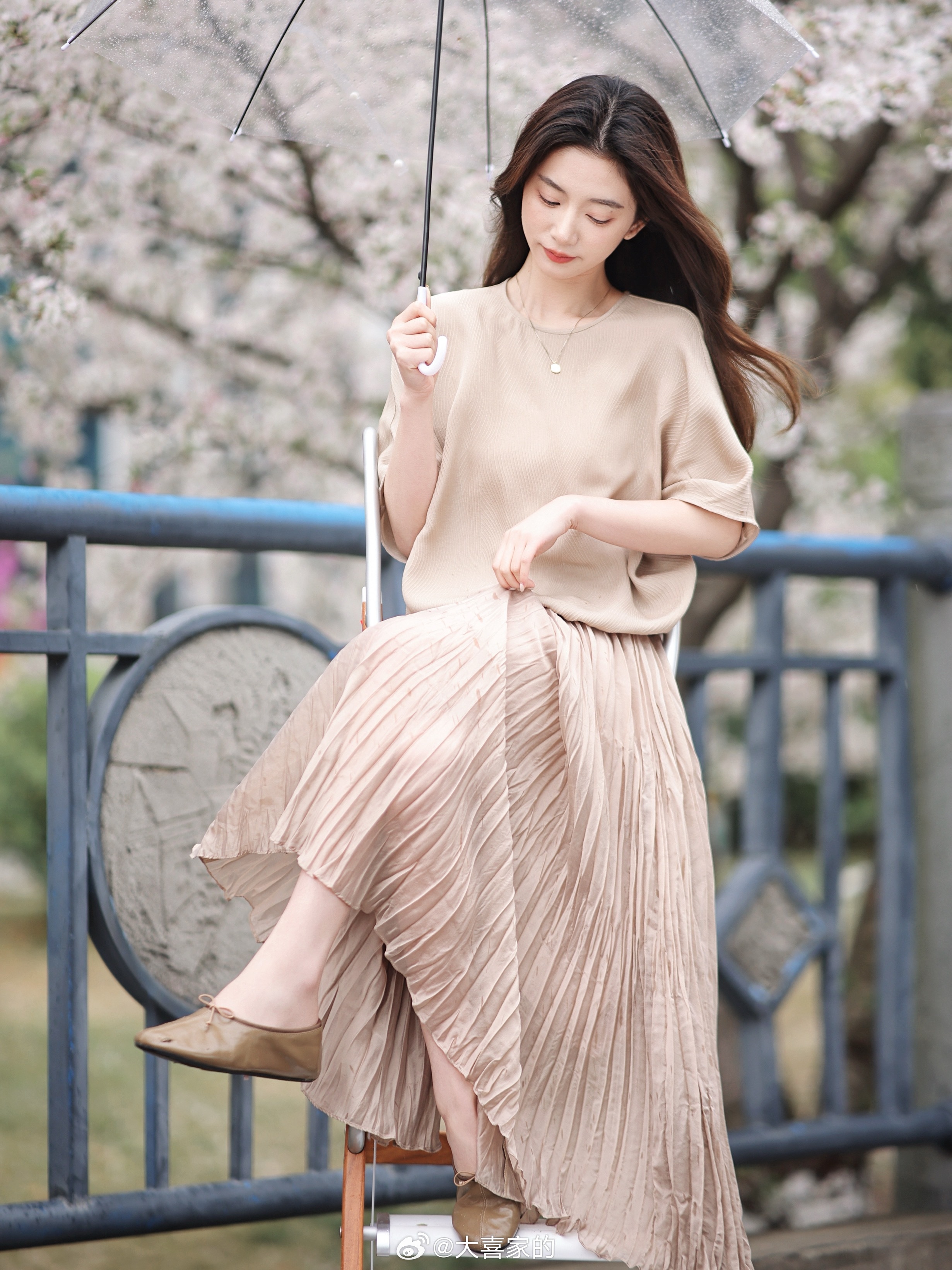 与花共舞的瞬间🌸～100真丝斜纹冠乐绉小衫 温润清凉这淡淡的奶油杏色 是不是和