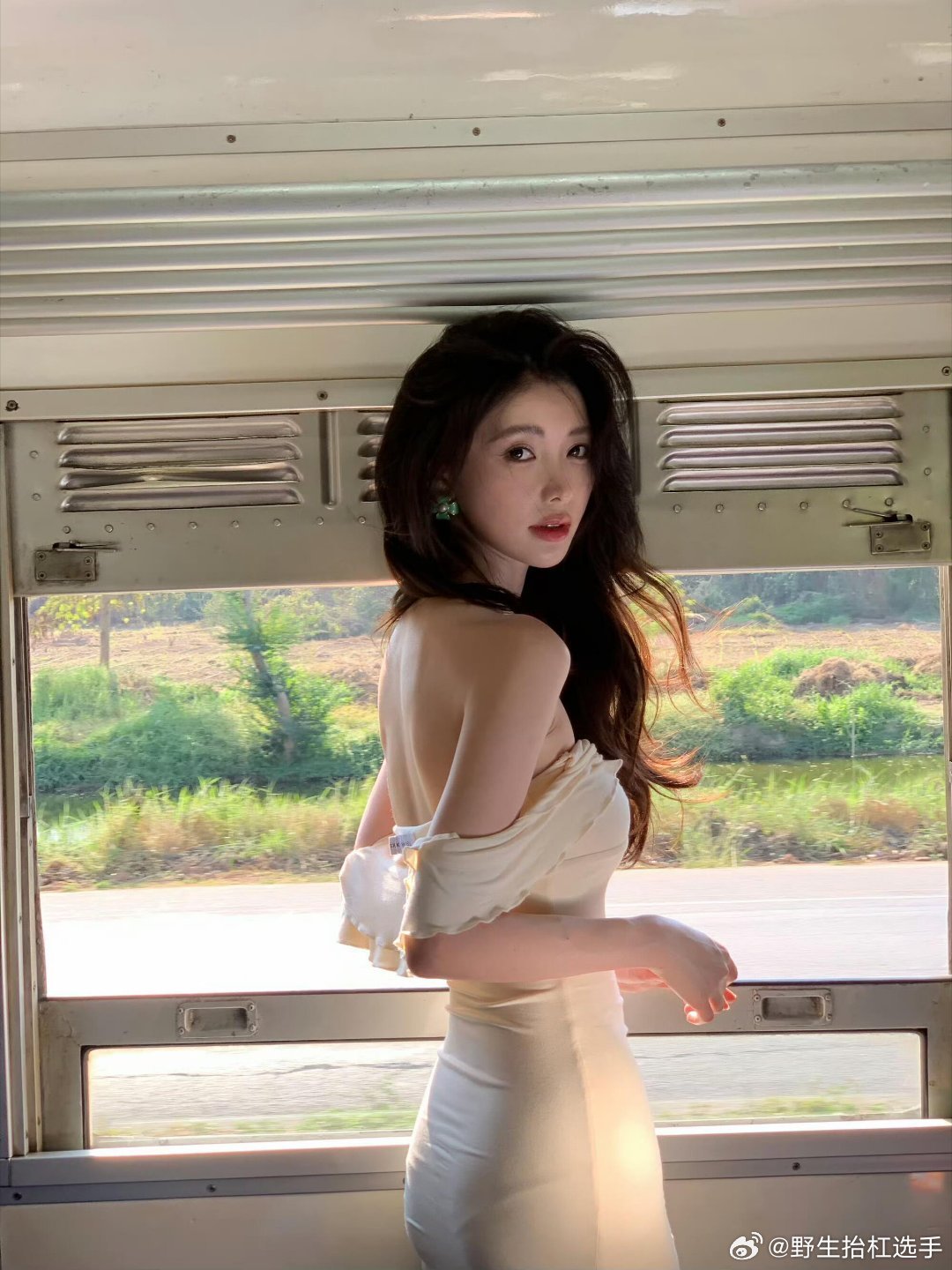 方圆鼻子上的疤痕有眼尖的网友发现方圆鼻子有道疤痕，是受伤了还是怎么一回事啊