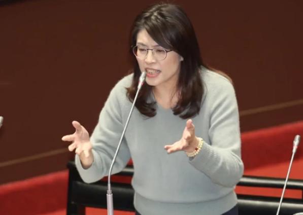 郑丽文6月12日接受媒体采访时喊出“台湾没事、日本没事”，让人目瞪口呆。
 
6