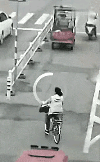  别让横穿的侥幸，
断送一生的安稳，敬畏生命！
严守交规，平安才是回家最近的路。