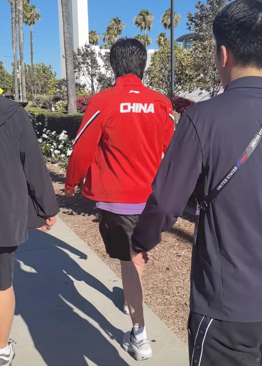 穿着队服出门的王队 