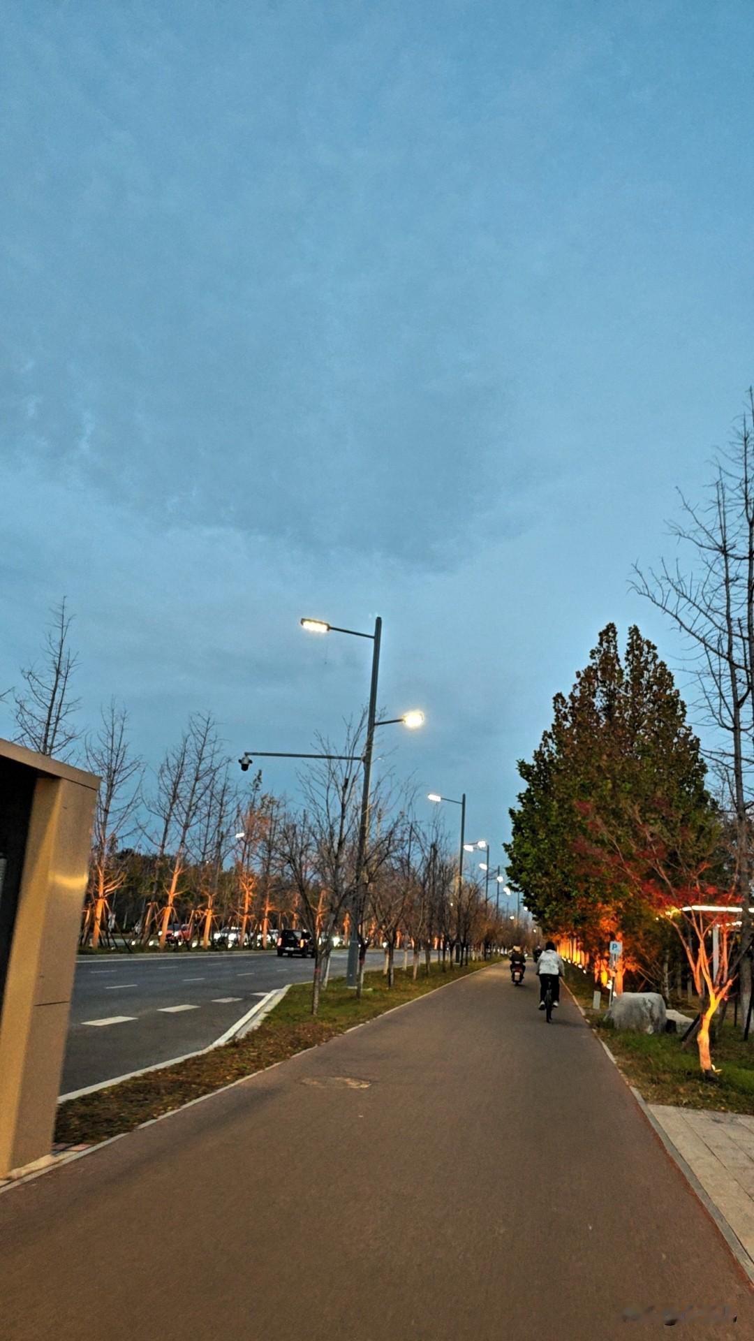 牛马下班：从“工具人”到“回窝人”
 
刚掐点打完下班卡，魂儿都飘出公司大门三里