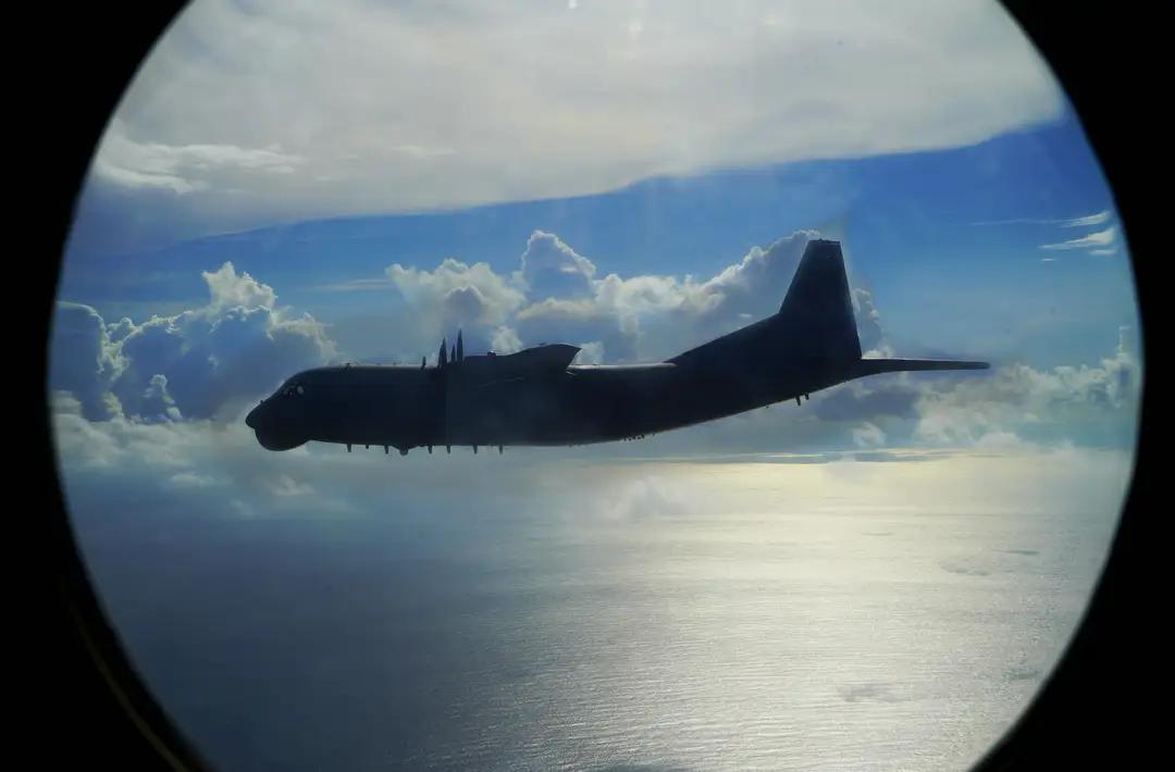 七十六载风云激荡，七十六载铁血荣光。
一架架战鹰呼啸苍穹，一道道航迹划过天际，人