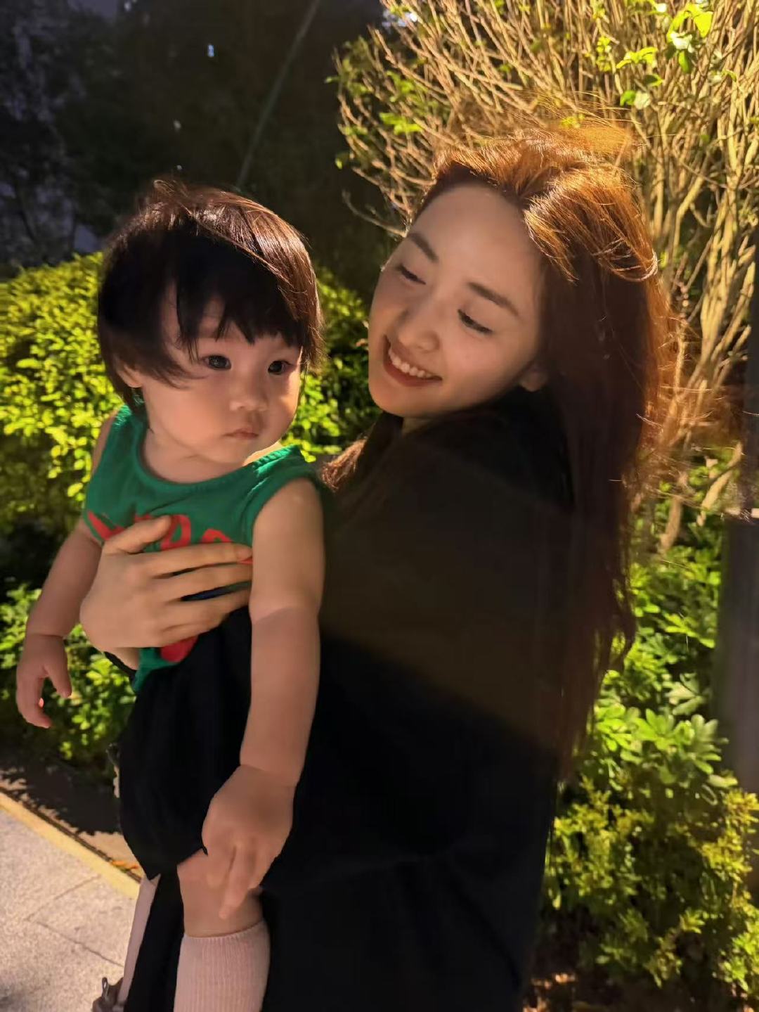 沈月和干女儿合照沈月晒与干女儿合照哈哈哈哈哈小芋圆好可爱啊！ 沈月