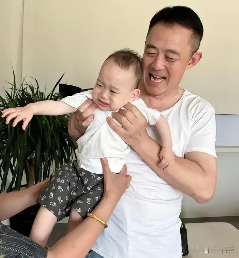 太让人感慨了！58岁老戏骨侯勇三婚再得子，经历着实耐人寻味。
 
他和原配是大学