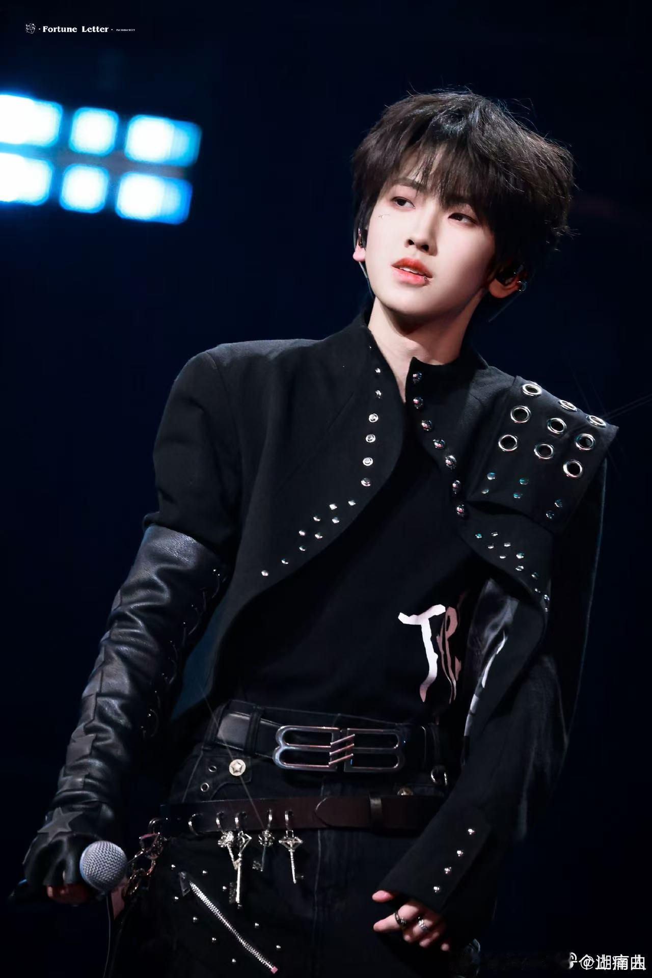 左奇函清冷学长氛围感左奇函清爽少年气 随便抓拍都很有画面，清冷氛围感拉满，少年感