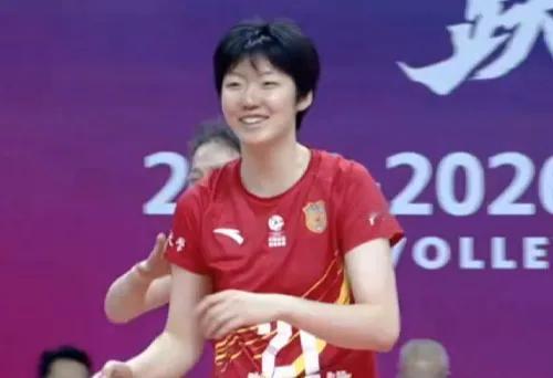 真让人纳闷！中国女排其余队员或多或少都获得出场机会，唯独这名队员被赵勇按在替补席