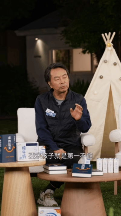 刘震云给AI救场主持人提问分数与起跑线，刘震云一句“小西有什么想法吗，没有我说”