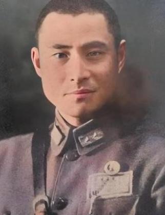 1975年，蒋介石得知黄维被特赦的消息后，立刻邀请他前往台湾，不仅补发了他被俘2