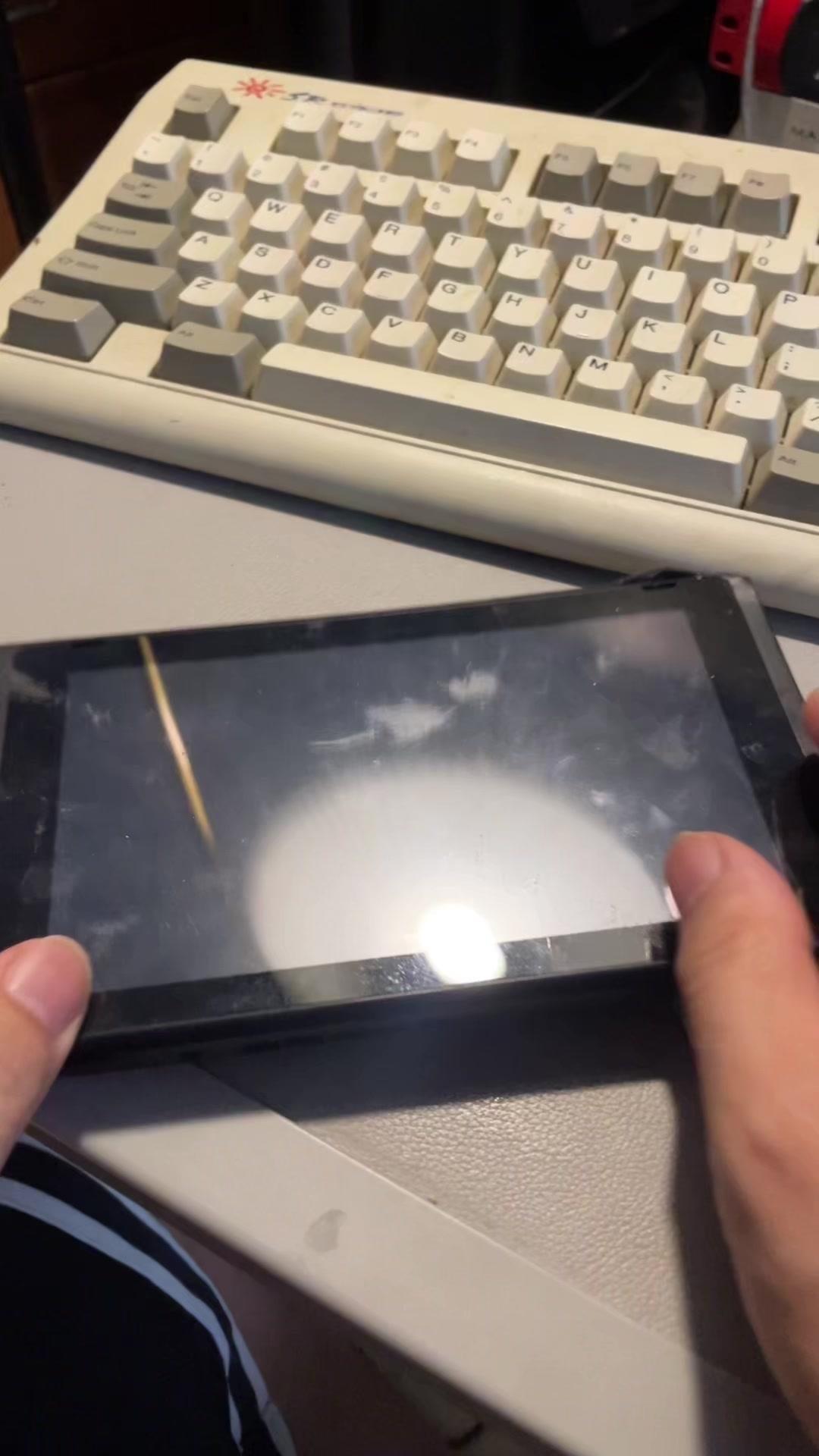 ✌️50块入手的switch是在广州鬼市淘的，本以为赚大了，结果看到手柄脚磕烂了