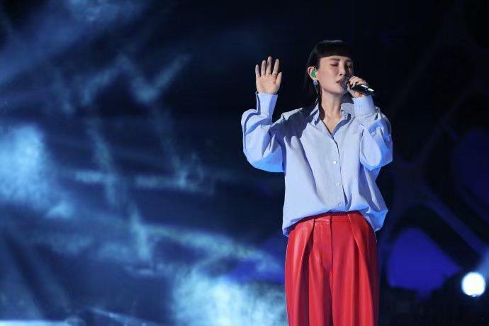歌手排名魏如萱晋级 恭喜萱妃回宫！突围赛表现沉稳大气，独特唱腔辨识度拉满，成功拿