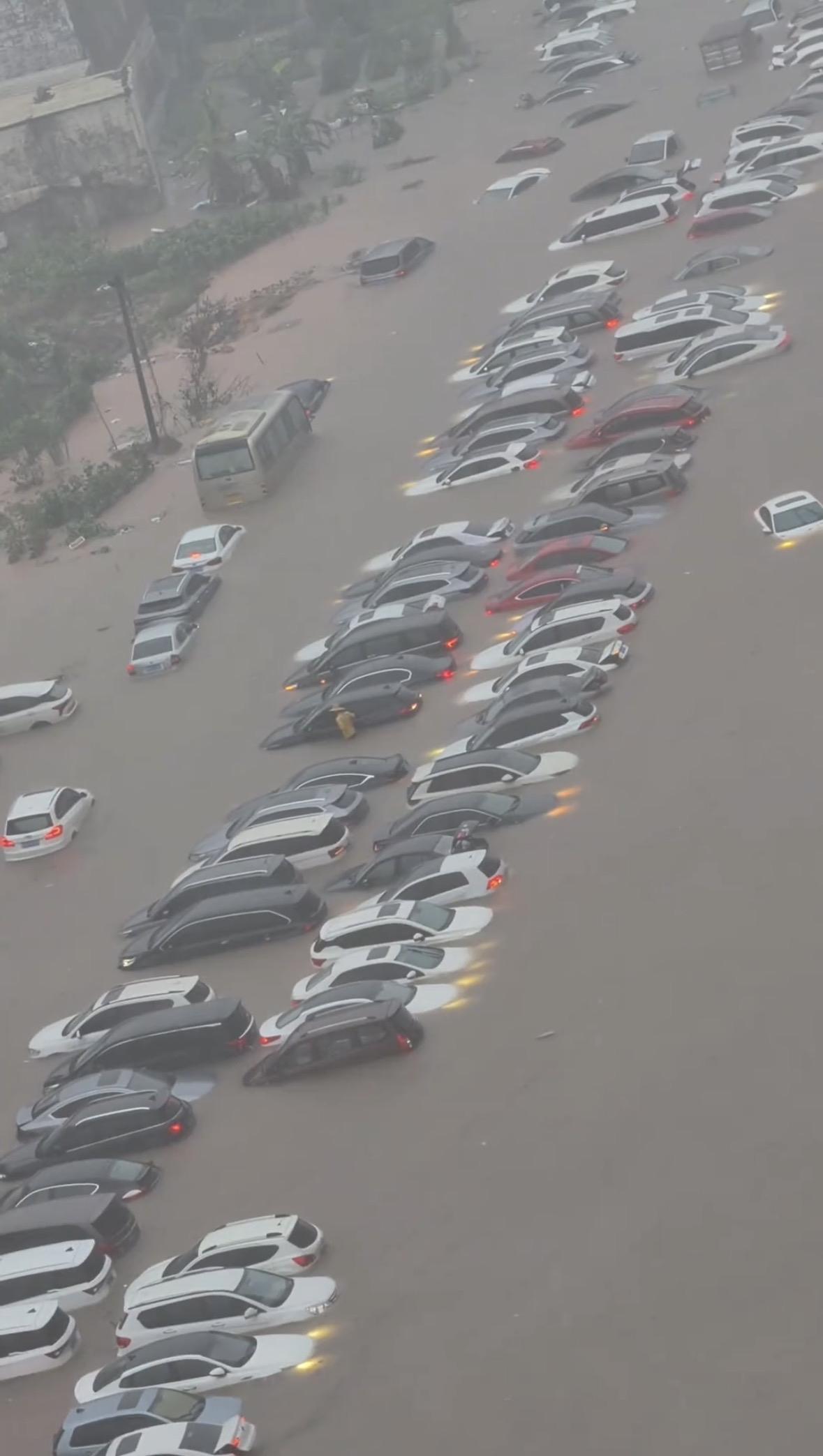 网友反映今天凌晨广西钦州突降暴雨，城区多处街道被淹，路边多辆轿车只露车顶。

广
