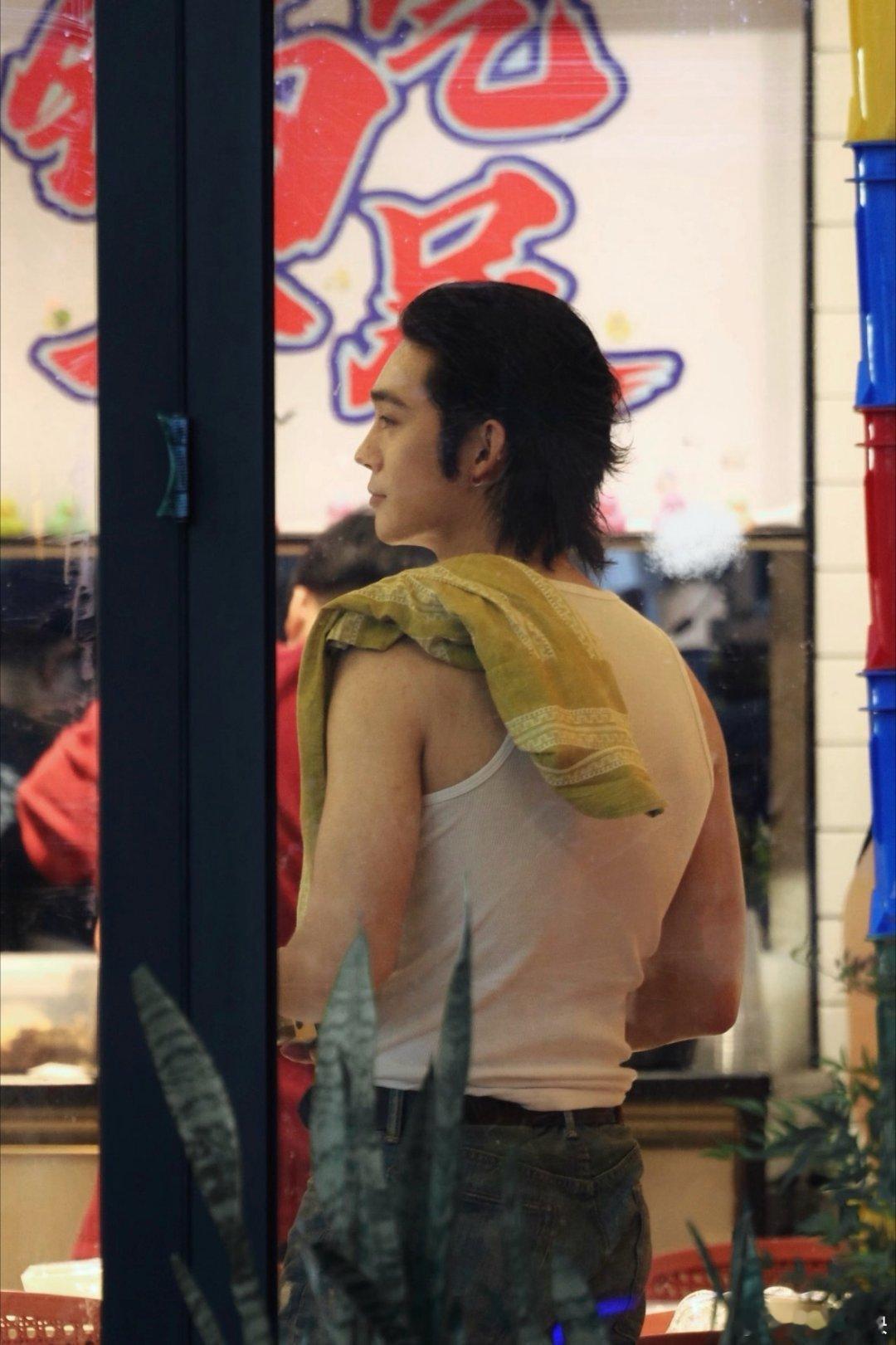 于适新剧daddy级别的于适在《猎影者》里把修车工韩光煦演成了Daddy级的存在