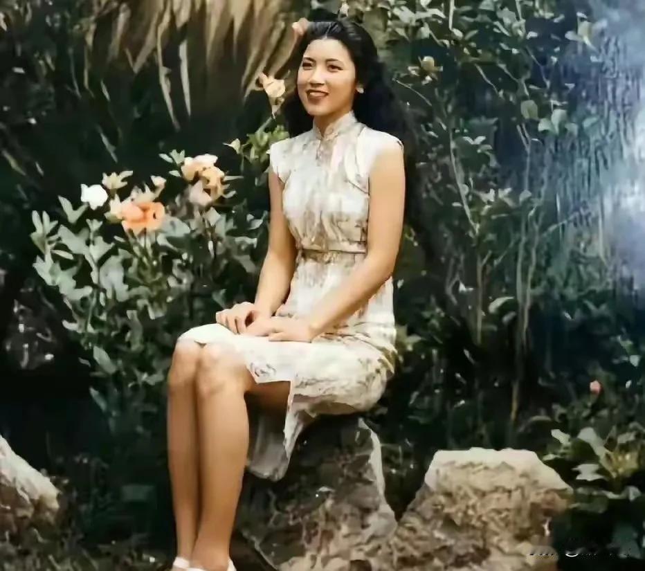1946年的南京，刚和张灵甫成亲半年的王玉玲一张留影。 ​
照片里的她青春靓丽，