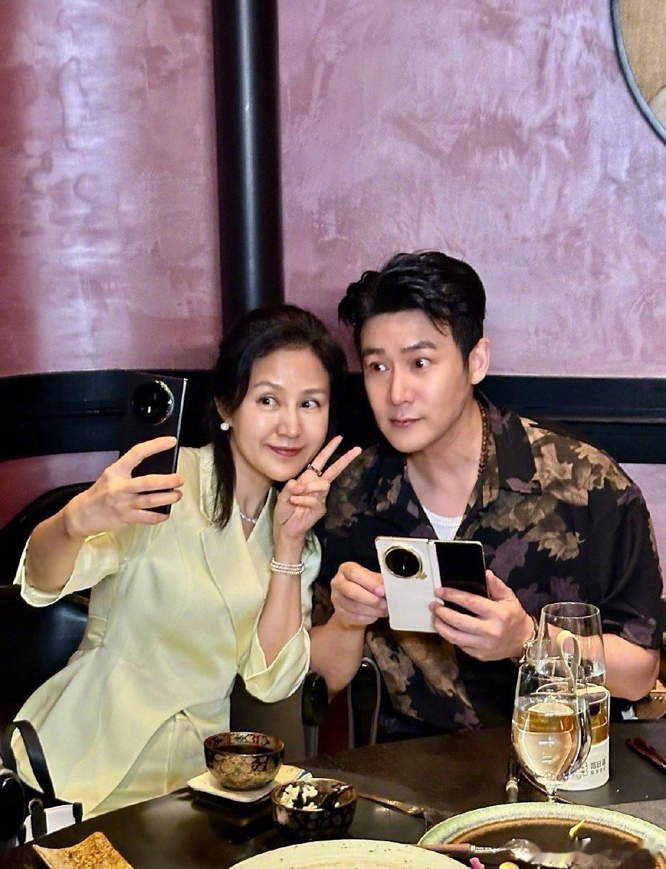 陆毅鲍蕾这对夫妻绝了，用同款手机还共用一张脸，夫妻相越来越明显了。 ​​​