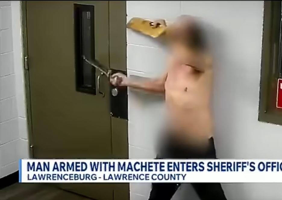 听说过越狱的，没听说过持刀砸门要进监狱的。2026-02-23美国田纳西州，35