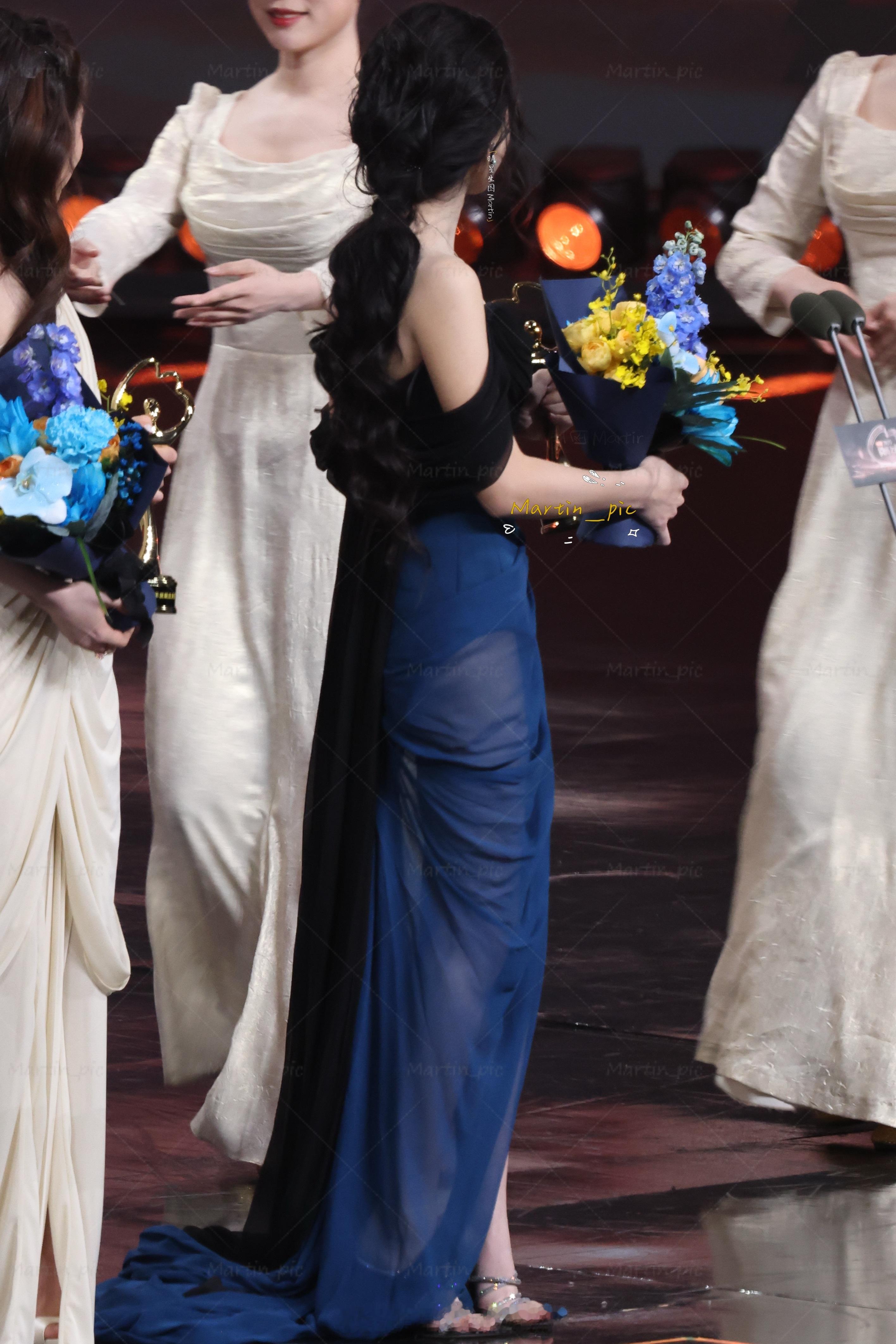 卢昱晓 卢昱晓微博之夜内场生图蓝色花仙子噜噜晓 真的是仙气飘飘～卢昱晓美神怼脸卢