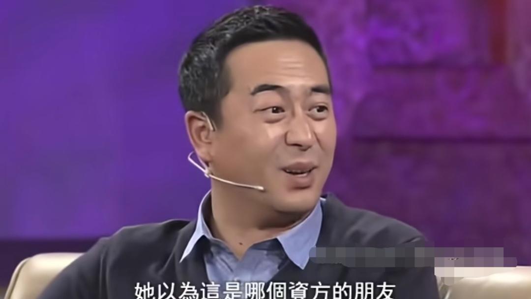 张嘉译走路那个样儿，是挺像生意人的。
有点外八，不急不慢的，手可能还插在兜里。