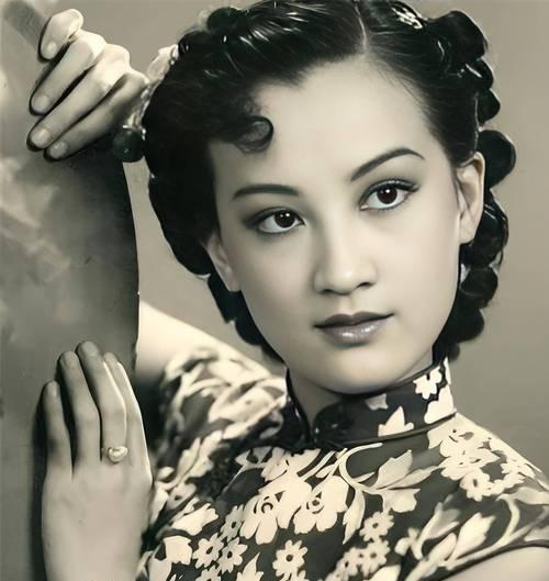 1950年，影星赵丹在深圳见到了曾经的搭档周璇，此刻她却大着肚子，精神恍惚的站在