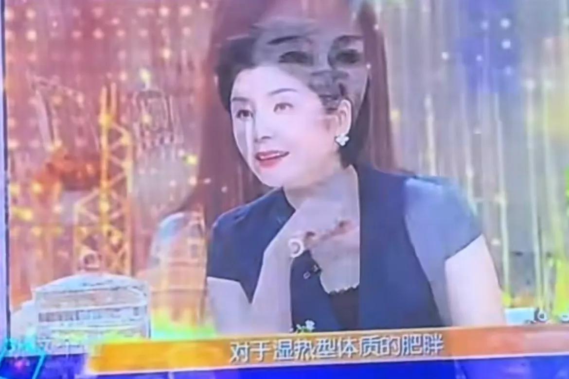 10月30日湖北，男子大半夜独自在家看电视，电视画面不停闪烁竟出现人影，男子：大