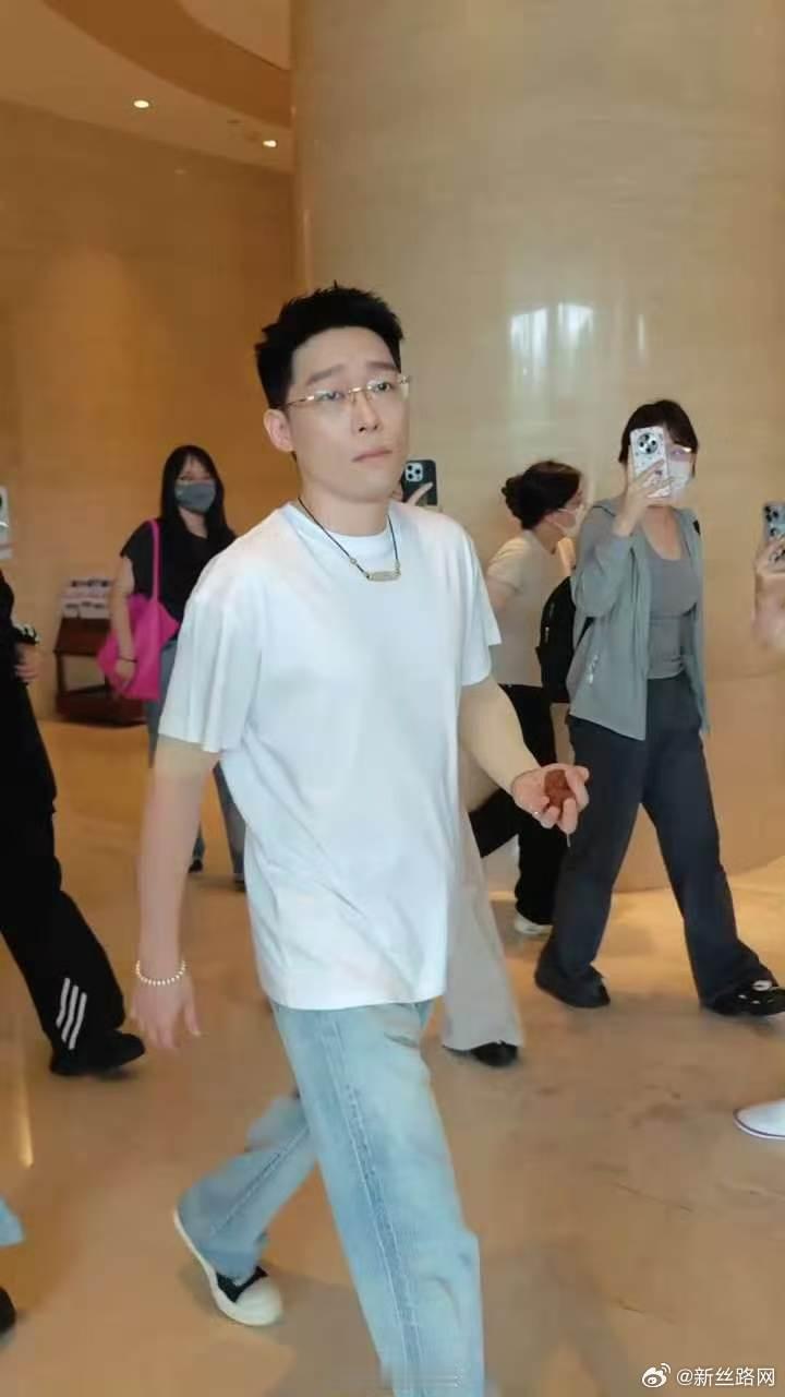 弹壳说唱巅峰又感性了弹壳年纪到了接受不了离别四位选手诉说着自己的离别感言 一旁的