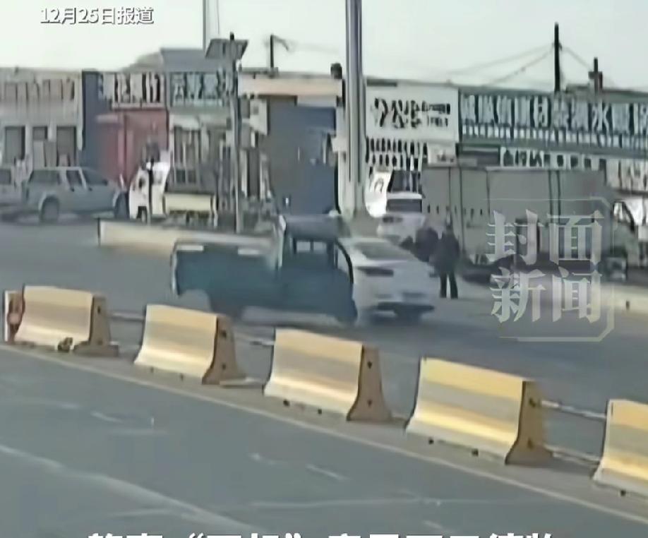 “笑不活了”！黑龙江大庆发生了一辆电动三轮车与轿车相撞的事故，肇事者竟然是两只德