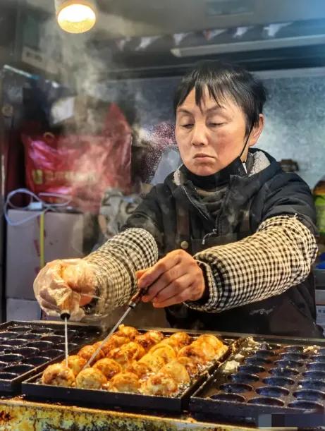 就因为多等了8分钟，两名女子竟把章鱼小丸子狠狠摔在地上！六旬彭奶奶忍不住理论，反