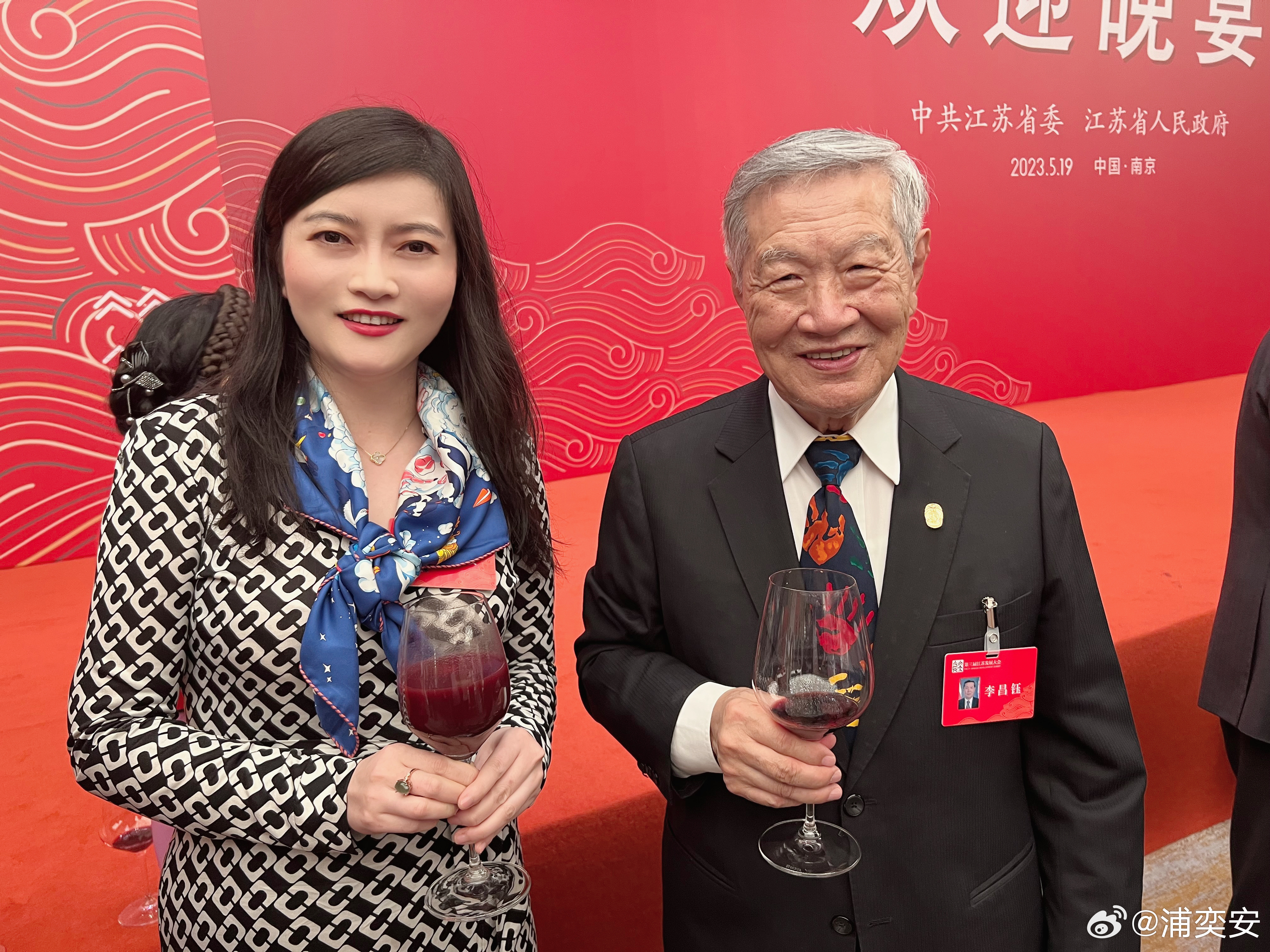 上周还与李夫人蒋霞萍交流我的某篇文章，不想这么快传来噩耗。在我印象中，李昌钰先生